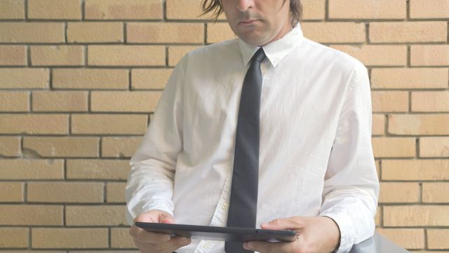 Camille a été licencié. Motif: il passait une semaine de travail par mois sur Internet "au nez et à la barbe de son employeur", défend l'avocat de l'entreprise aux prud'hommes.