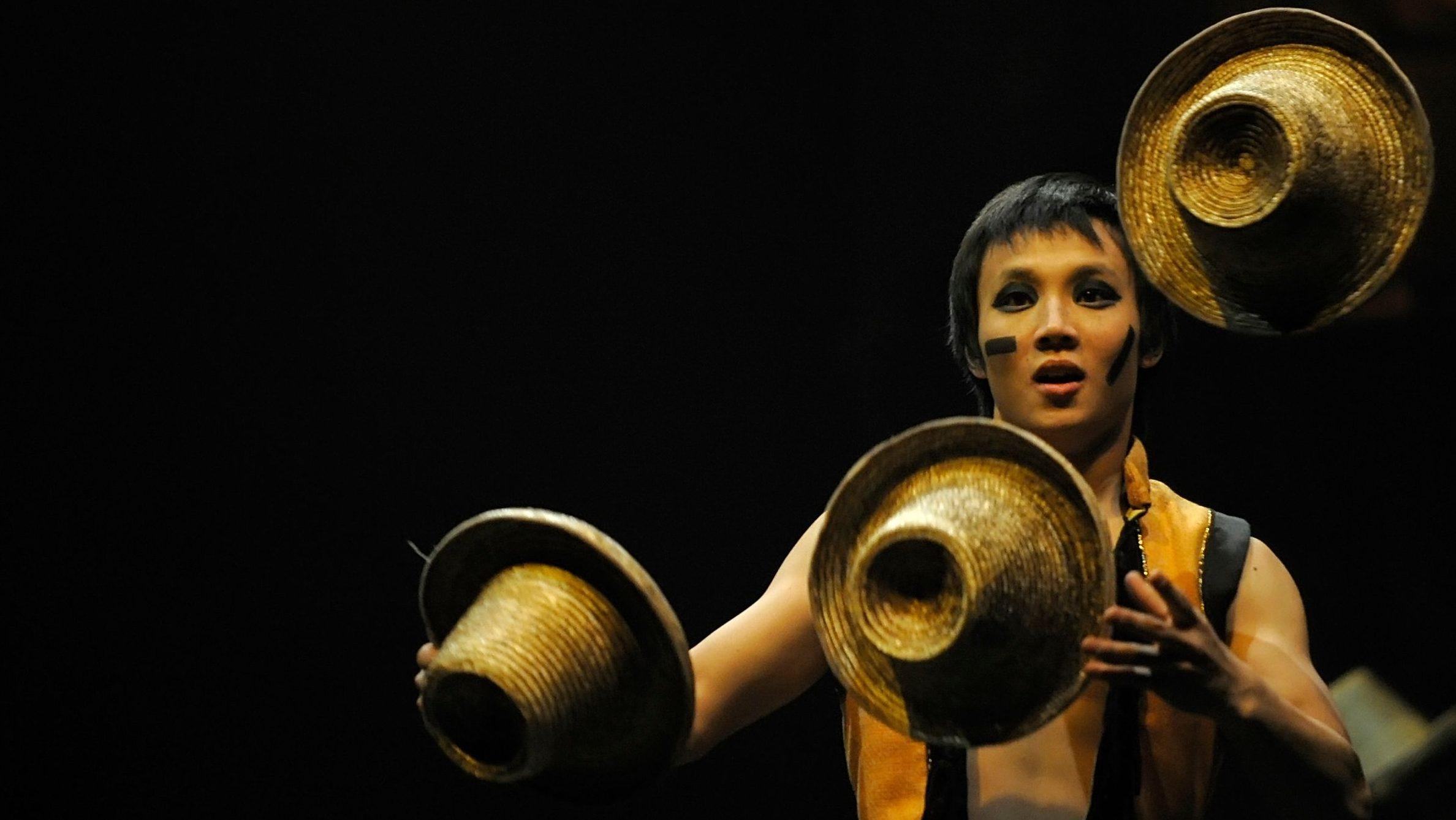 Un membre du grand cirque d'État chinois effectue pendant leurs pirates Pirates & # 8221; spectacle à Burgos