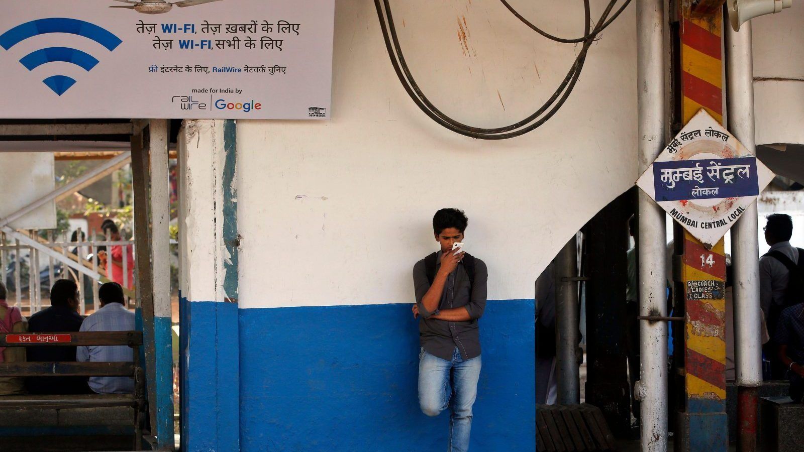 Un voyageur indien utilise un service Wi-Fi gratuit pour naviguer sur Internet à la gare centrale de Mumbai, en Inde, le vendredi 22 janvier 2016. Google Inc. a commencé à offrir une connexion Wi-Fi gratuite aux passagers des trains de Mumbai dans l'espoir de renforcer son rôle dans Marché indien. Une affiche sur la gauche dit «WiFi rapide, pour des nouvelles rapides, WiFi rapide, pour tout le monde». (AP Photo / Rajanish Kakade)