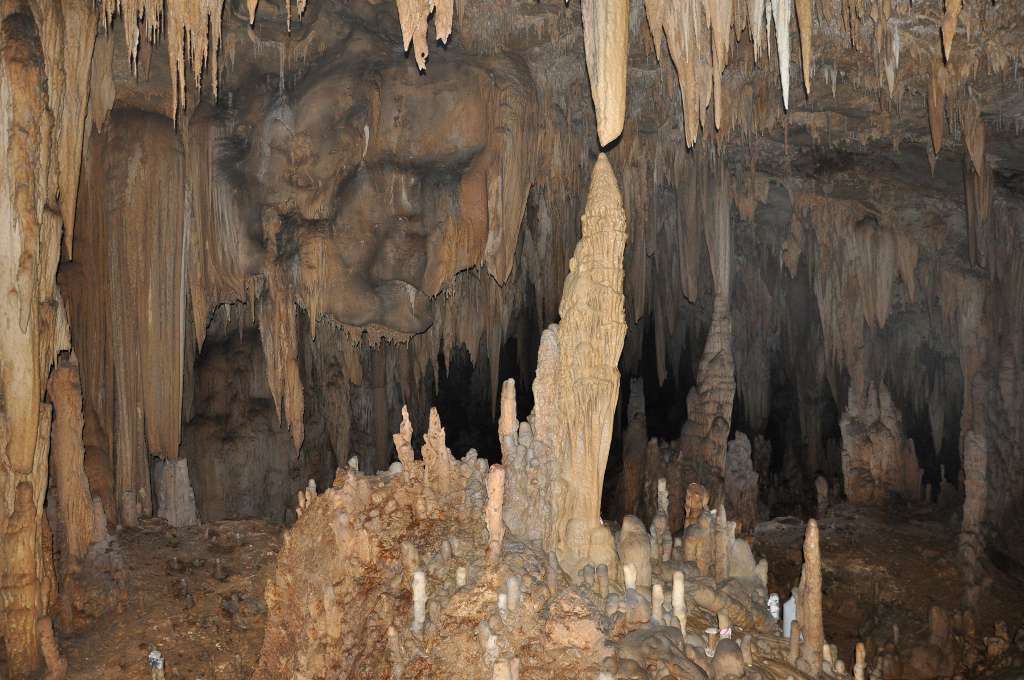 Intérieur de la grotte de Yok Balum à Belize. Environ 4.200 mesures de l’isotope 18 de l’oxygène ont été réalisées sur une stalagmite prélevée à 50 m de son entrée. Cette colonne aurait grandi continuellement de -40 à 2006 après J.-C., tout en enregistrant dans le calcaire des données sur l’importance des précipitations au cours des différentes périodes de la civilisation maya. © Douglas Kennett, Penn State Intérieur de la grotte de Yok Balum à Belize. Environ 4.200 mesures de l’isotope 18 de l’oxygène ont été réalisées sur une stalagmite prélevée à 50 m de son entrée. Cette colonne aurait grandi continuellement de -40 à 2006 après J.-C., tout en enregistrant dans le calcaire des données sur l’importance des précipitations au cours des différentes périodes de la civilisation maya. © Douglas Kennett, Penn State