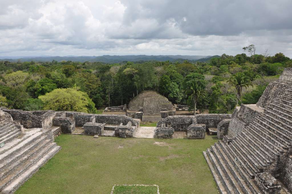 Vue depuis le sommet du temple maya Caana à Caracol (Belize). Cette ville possédait trois grands points d'eau. Les sécheresses les ont peut-être asséchés, provoquant alors la mort de la cité ? © Douglas Kennett, Penn State Vue depuis le sommet du temple maya Caana à Caracol (Belize). Cette ville possédait trois grands points d'eau. Les sécheresses les ont peut-être asséchés, provoquant alors la mort de la cité ? © Douglas Kennett, Penn State