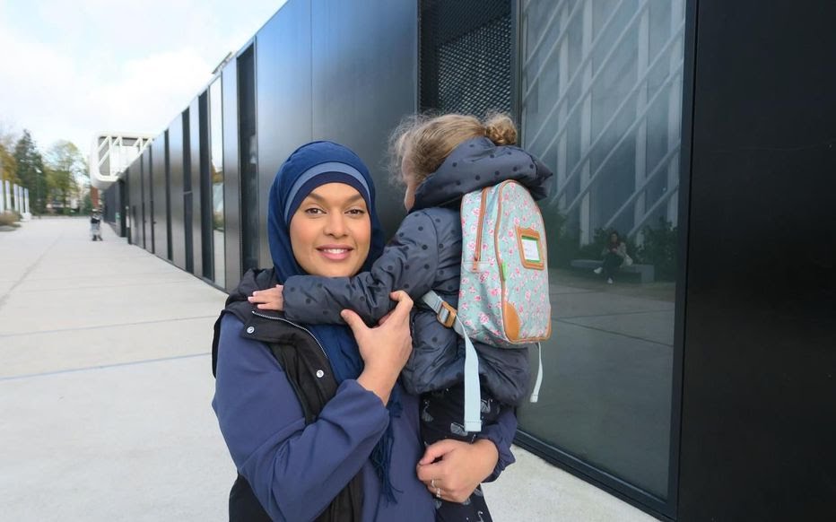 Clamart (Hauts-de-Seine), ce jeudi matin. Siam, mère de trois enfants, était bénévole pour participer ce jeudi à des ateliers autour du harcèlement à la maternelle Charles-de-Gaulle.