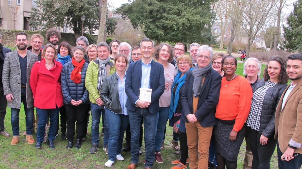 Une partie des 33 candidats de la liste conduite par le socialiste Christophe Chapuis.