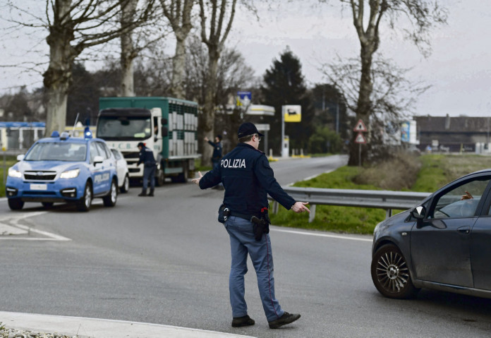 Contrôle à l'entrée de la ville de Casalpusterlengo, au sud-est de Milan, où plusieurs cas de coronavirusont été recensés. Miguel Medina/AFP
