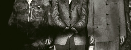 Larbi Ben M’hidi (au centre) et Chergui Brahim, prisonniers, avaient été présentés à la presse le 2 mars 1957 à Alger. AFP
