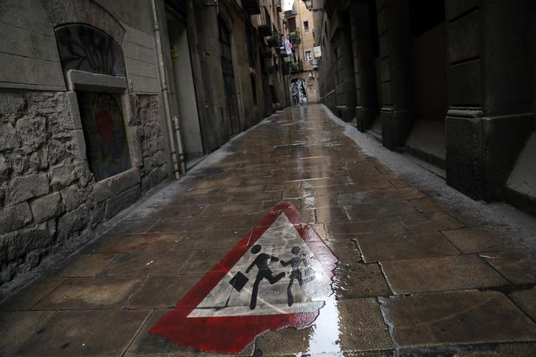 Mardi 31 mars, une rue déserte dans le vieux centre de Barcelone. NACHO DOCE / REUTERS