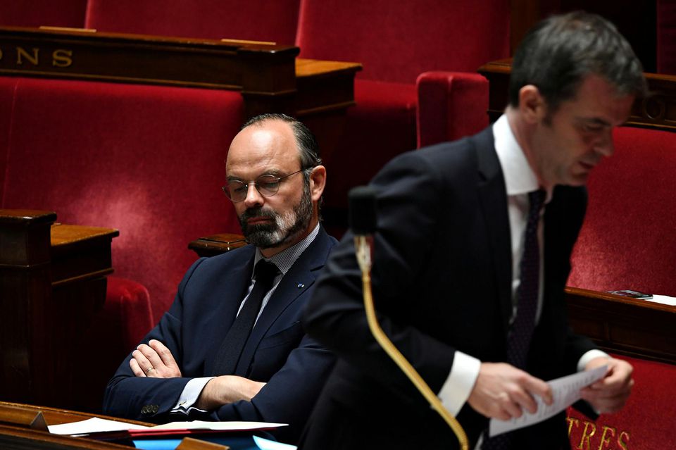 Le Premier ministre, Edouard Philippe, sur les bancs de l’Assemblée nationale, le 7 avril, et son ministre de la Santé, Olivier Véran.