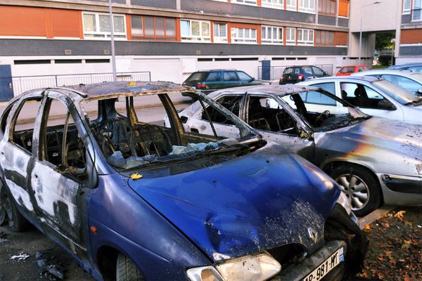 Nouvelle nuit de tension dans le quartier du Sanitas à Tours, théâtre d'incendies de voitures et de tirs de mortier d'artifice ce jeudi 1er avril. 