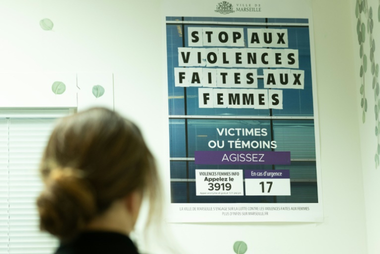 Une affiche accrochée dans une salle des urgences de l'hôpital de la Timone, à Marseille, le 31 décembre 2024 ( AFP / MIGUEL MEDINA )